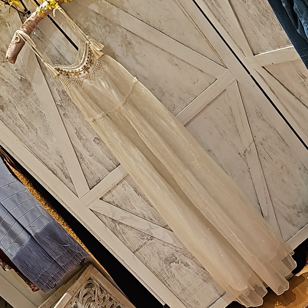 Maxi dress vwhite w gold size S/M. 🌷